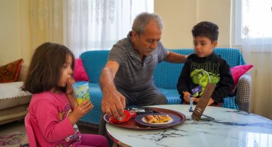 Hayatını 3 torununa adayan dedeye evden tahliye şoku