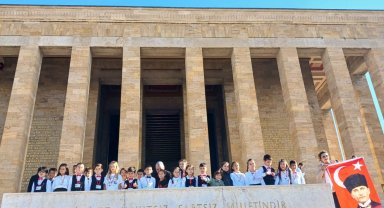 İlkokul öğrencileri, Anıtkabir'de Ata'yı andı
