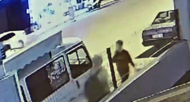 Kaldırımda yürüyen kadını darbedip, kesici aletle yaraldı