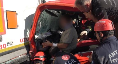 Kamyonet TIR'a çarptı: 3 yaralı