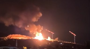 Kamyonet yanarak kullanılamaz hale geldi