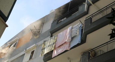 Klima yangınında ev sahibi dumandan ekilendi