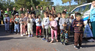 Öğrenciler yanan ormanlık alana fidan dikti