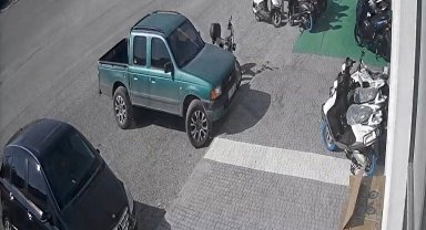 Otomobillerin çarpıştığı kaza kamerada