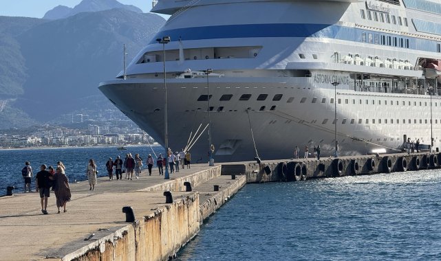 Rus turistler kruvaziyerle Alanya'da