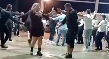 Sağanakla düğün pisti suyla doldu, davetliler aldırmadan oynadı