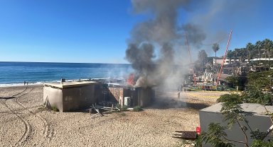 Sahildeki büfe yangında kullanılamaz hale geldi