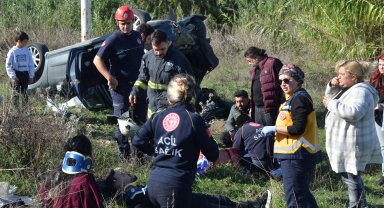 Şarampole yuvarlanan otomobildeki anne, baba ile çocukları yaralandı