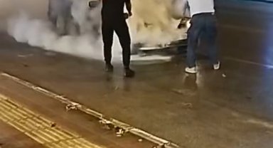 Seyir halindeki otomobil yandı