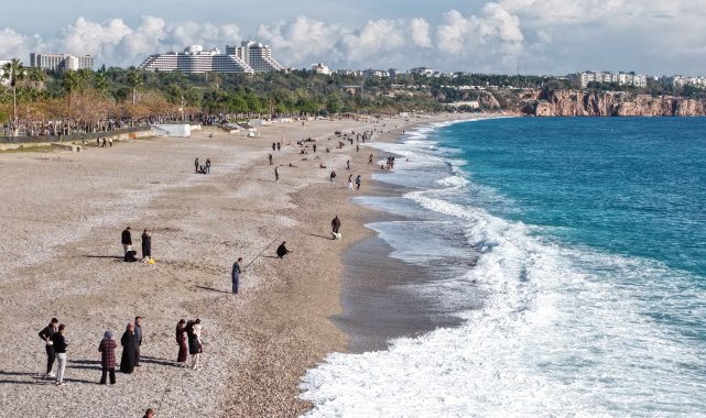 Yağmur sonrası Konyaaltı Sahili'nde balık mesaisi