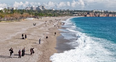 Yağmur sonrası Konyaaltı Sahili'nde balık mesaisi