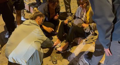 Yangında ayakları yanan kadın ile kedisine, komşuları yanık kremiyle müdahale etti