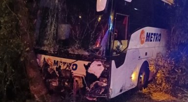 Yolcu otobüsü refüje çıktı: 3 yaralı