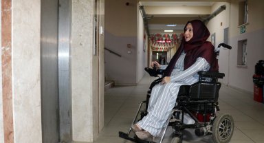 Yürüme engelli Zeynep öğretmen, asansörü 2 aydır arızalı okulda azmiyle ders veriyor