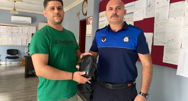 Zabıta bulduğu çantayı sahibine teslim etti