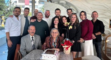 28 yıl sonra buluşup, öğretmenlerine sürpriz yaptılar