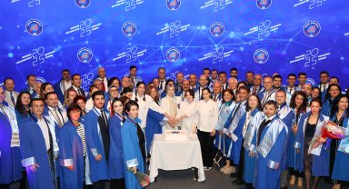 Akdeniz Üniversitesi'nde 111 akademisyen cübbe giydi