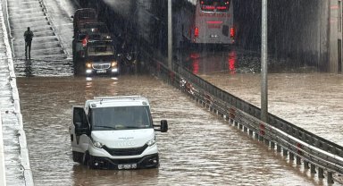 Alanya'da sağanak sonrası alt geçitte mahsur kalan 8 kişi kurtarıldı