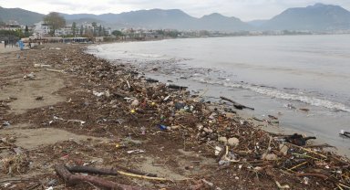 Alanya'da sağanak ve fırtına ile denize sürüklenen atıklar sahilde kirlilik oluşturdu
