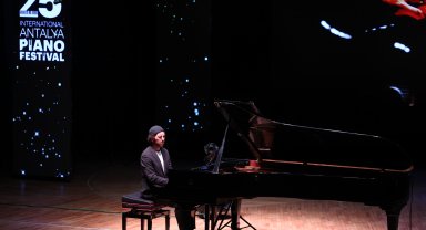 Antalya Piyano Festivali'nde Büyükyıldırım rüzgarı