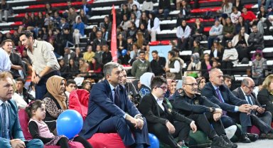 Antalya'da engeller sevgiyle aşılıyor