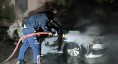 Antalya'da park halindeki araç yandı