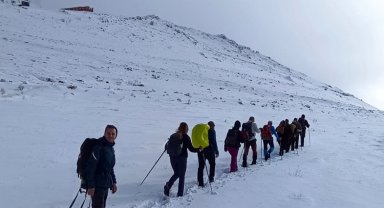 Beyaza bürünen zirvelere kar yürüyüşü