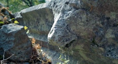 Büyük İskender'in fethedemediği antik kentte, 2 bin yıllık aslan başlı çörten kırıldı