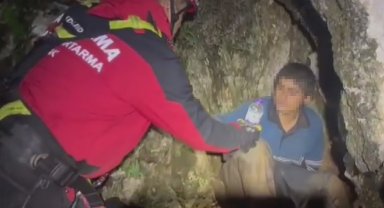 Dağlık alanda mahsur kalan genci jandarma kurtardı