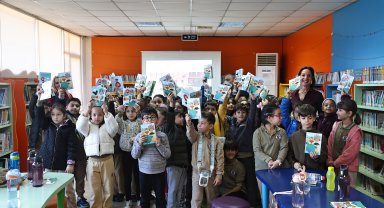 Doğan Hızlan Kütüphanesi'nde imza etkinliği