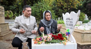 Doğuma 1 gün kala bebeklerini kaybeden gazi ile eşi, tazminat kararı çıkınca mezar taşına sarılarak ağladı