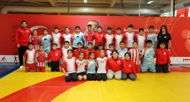 Geleceğin güreşçileri Kepez'de yetişiyor