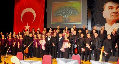 Hekimlerden türkü konseri