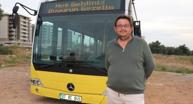 Karavan hayaliyle aldığı eski İETT otobüsüyle mahalleliyi gezdiriyor