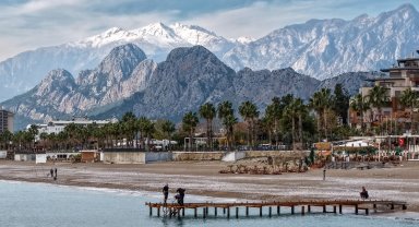 Karlı dağ manzarasında sahil keyfi