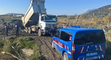 Kaş'ta çay kenarından izinsiz kum alımına müdahale
