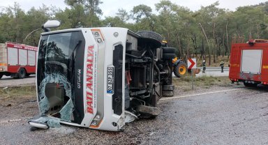 Kemer'de yolcu midibüsü devrildi: 5 yaralı