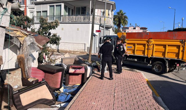 Kepez Belediyesi'nden çöp ev temizliği; 2 kamyon atık toplandı