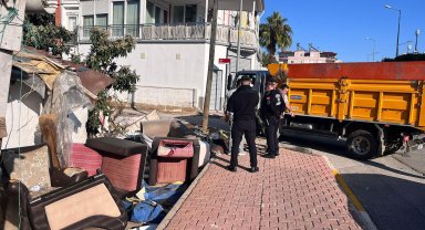 Kepez Belediyesi'nden çöp ev temizliği; 2 kamyon atık toplandı