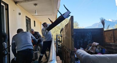 Kepez'de evden 1 kamyon çöp çıkarıldı