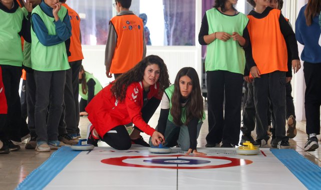 Kız çocukları floor curling ile tanıştı