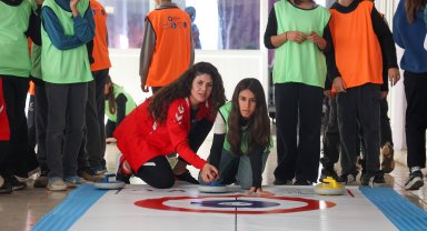 Kız çocukları floor curling ile tanıştı