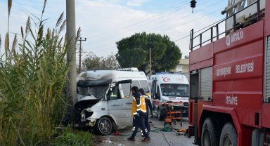 Minibüs direğe çarptı: 2 yaralı