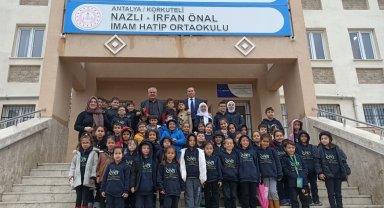 Öğretmen ve öğrencilerden okulu yaptıran hayırsevere vefa