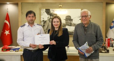 Otobüs şoförü, aracında unutulan içinde 4 bin avro olan çantayı sahibine ulaştırdı