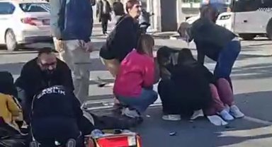 Otomobil ile üçteker çarpıştı: 2 ölü, 1 yaralı