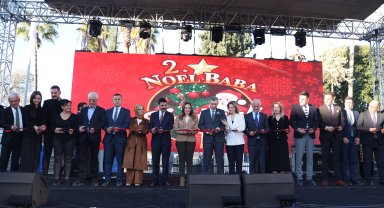 Özdemir, Noel Baba Festivali'ne katıldı