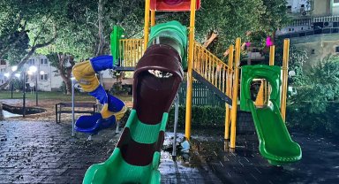 Parktaki kaydırak yandı