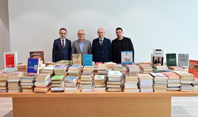 Profesörden Antalya Kütüphanesi'ne 2 bin kitaplık bağış