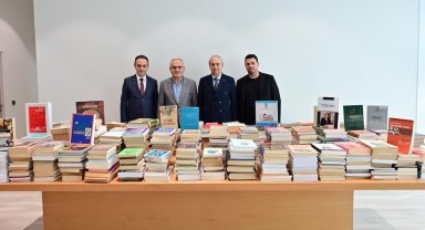 Profesörden Antalya Kütüphanesi'ne 2 bin kitaplık bağış